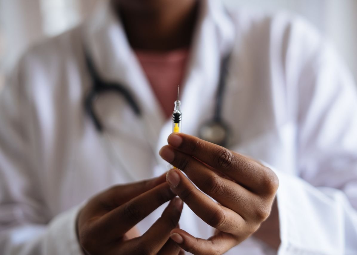 Senolytic Supplements: Human Evidence, Limits and Risks
